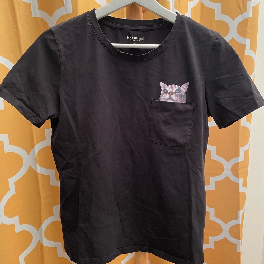 T shirt with a cat in the pocket